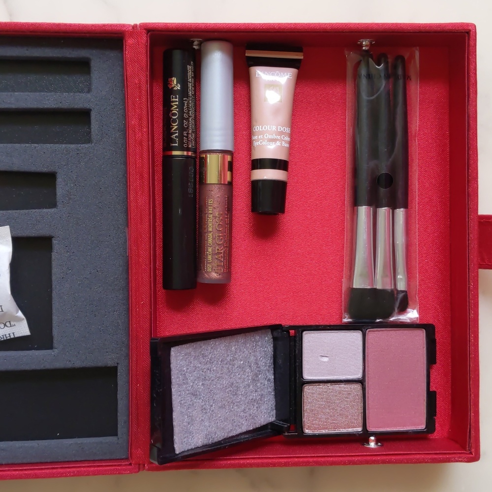 NWT. Lancome Five Pieces Set and Signature Clutch Case with Handle.